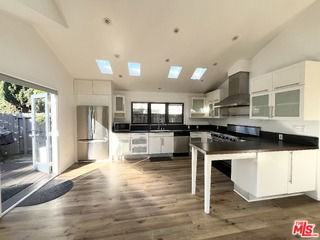 602 Victoria Ave - Photo 3 of 8