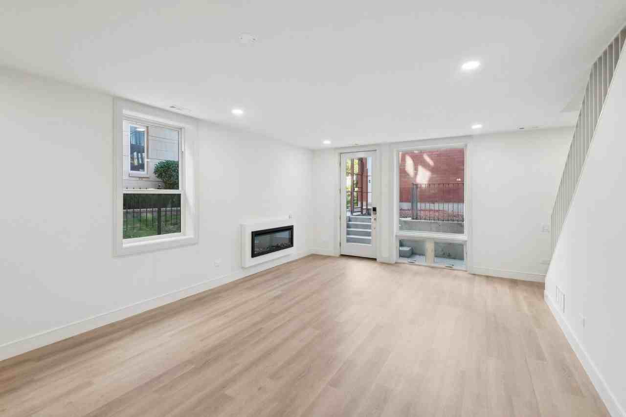 2323 N Lister Ave Unit 1r - Photo 5 of 18