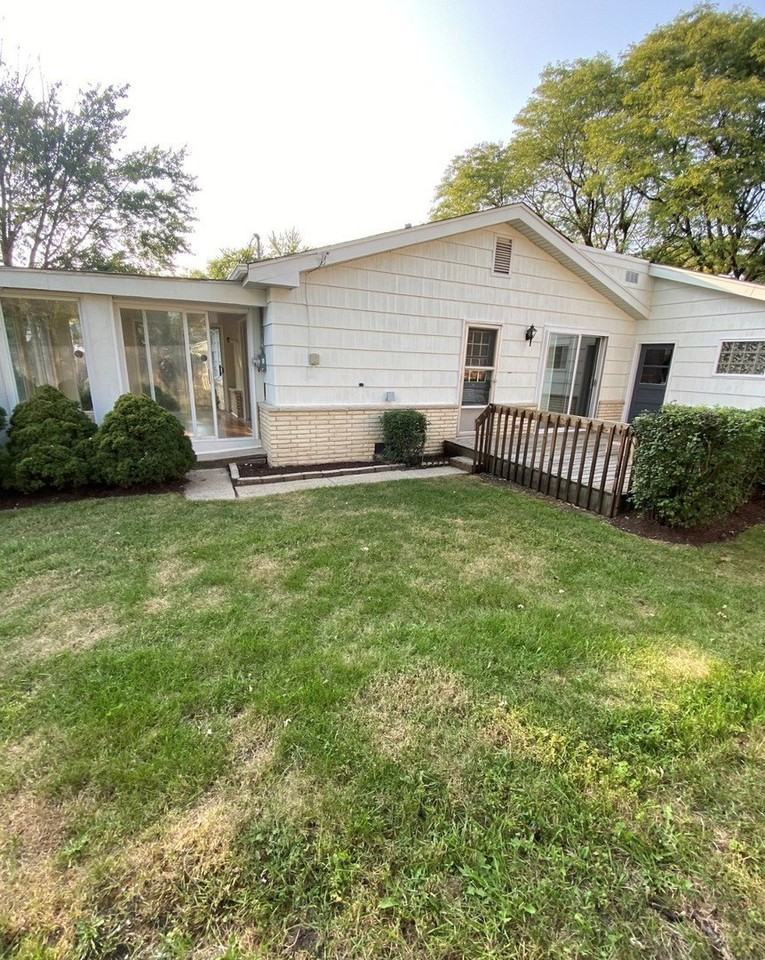 1119 Crest Ln - Photo 3 of 14