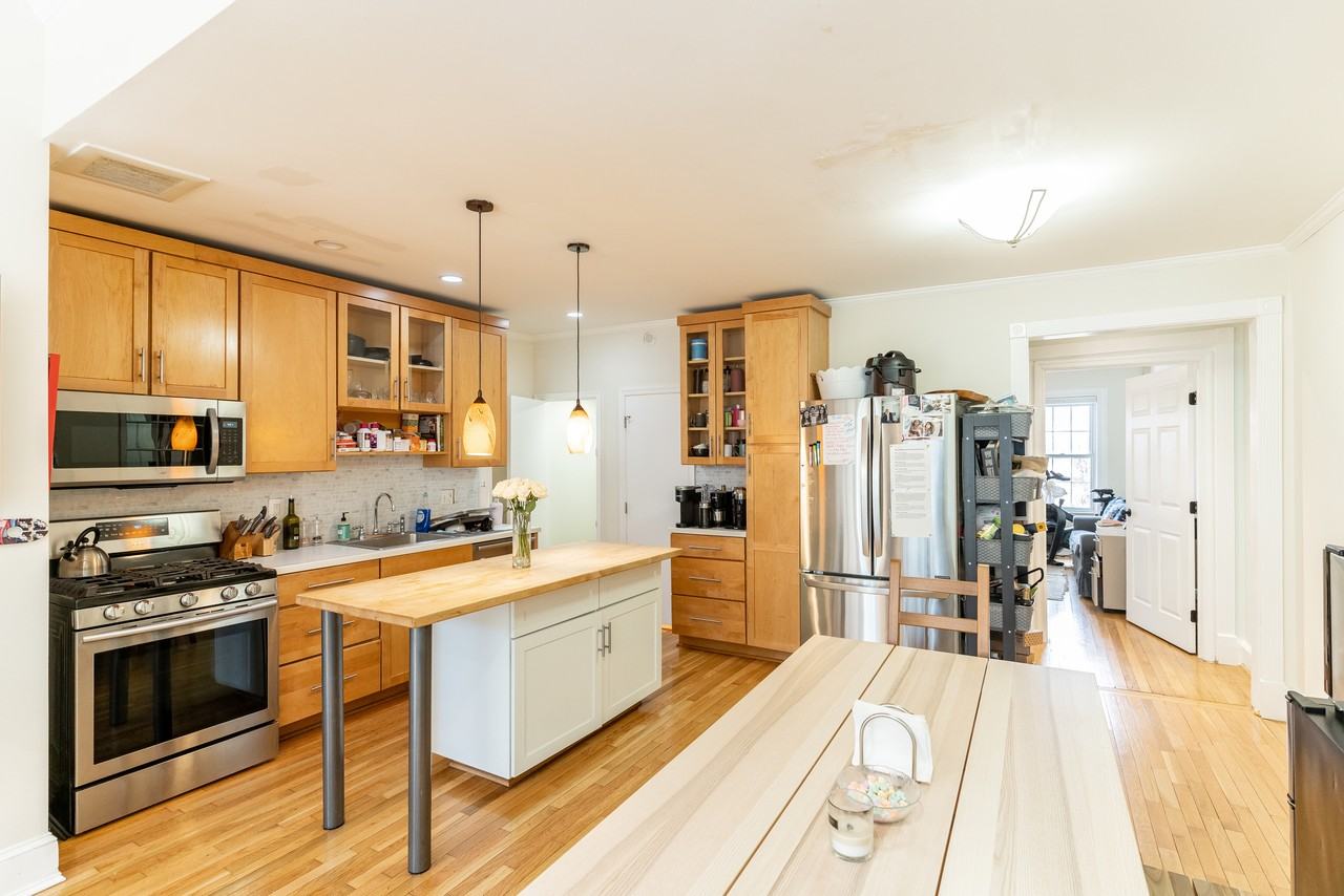 3807 S St Nw - Photo 4 of 25