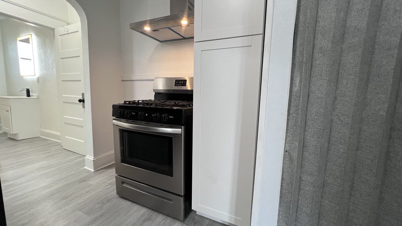 1707 Holladay St #7 - Photo 4 of 20