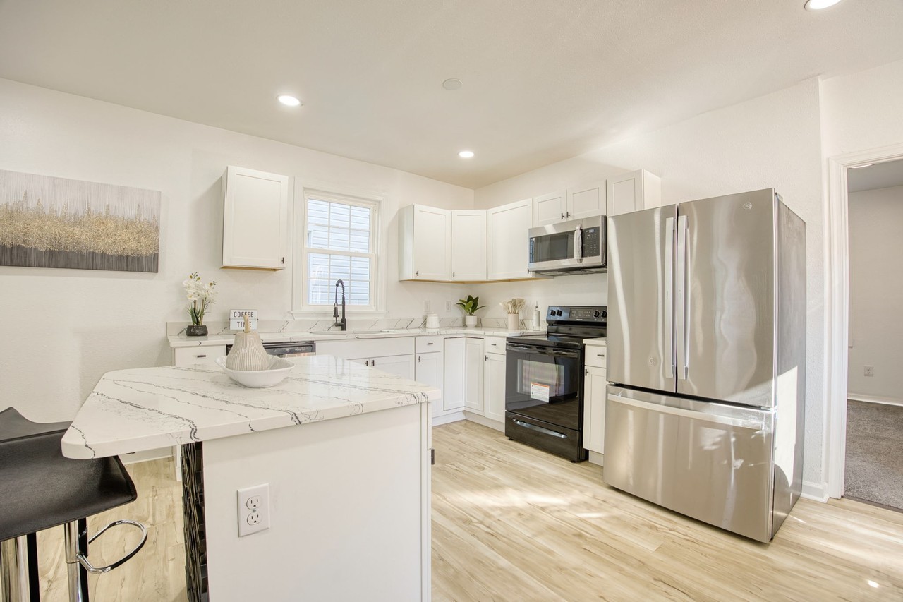 910 Rugby St - Photo 4 of 25