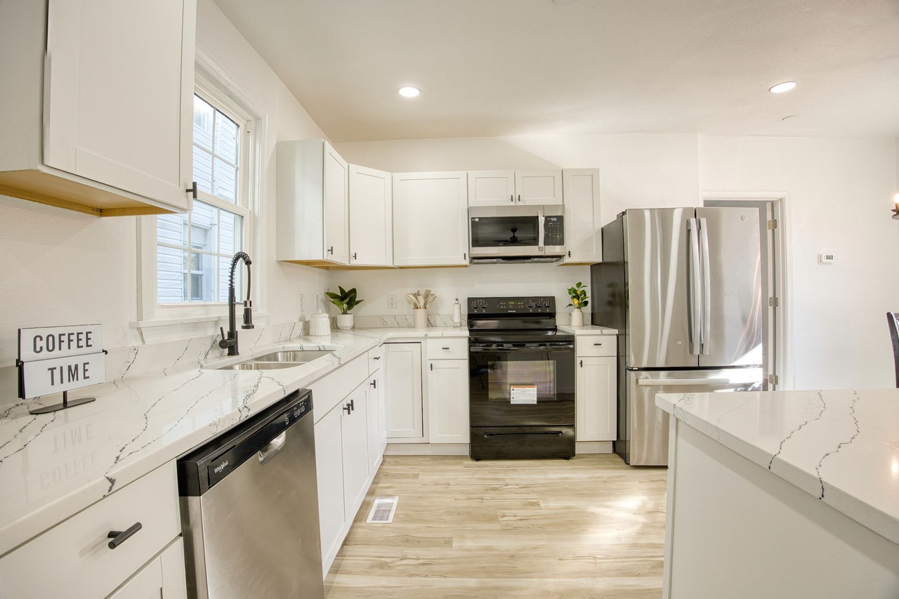 910 Rugby St - Photo 6 of 25