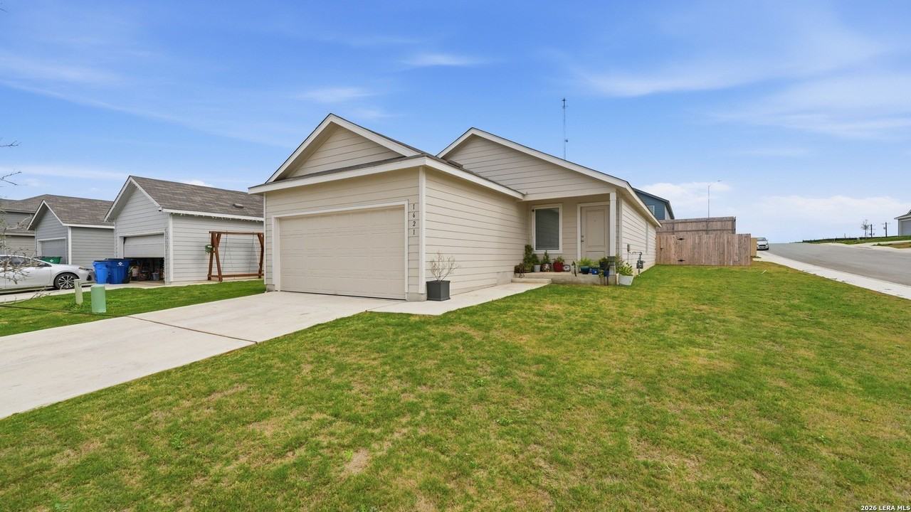 1621 Pile Trl - Photo 2 of 35