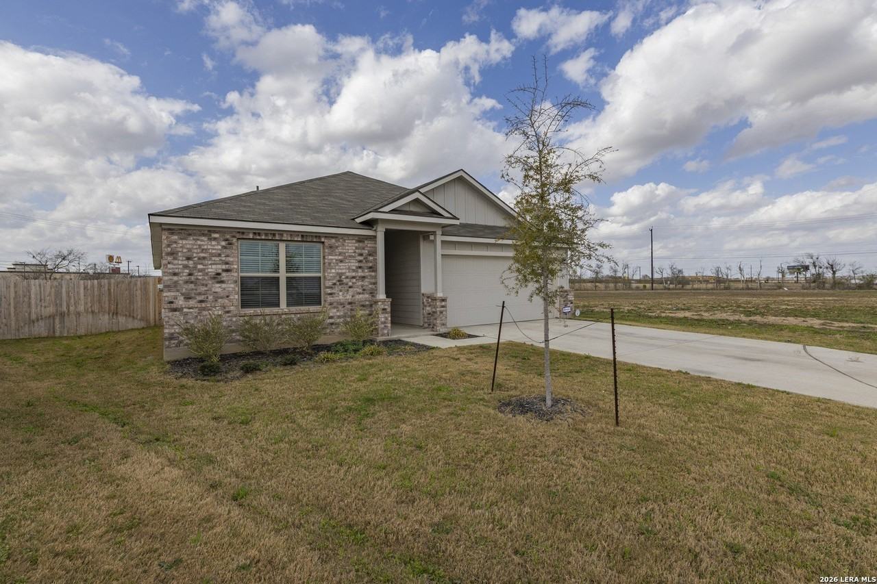 3035 Selhurst St - Photo 2 of 18