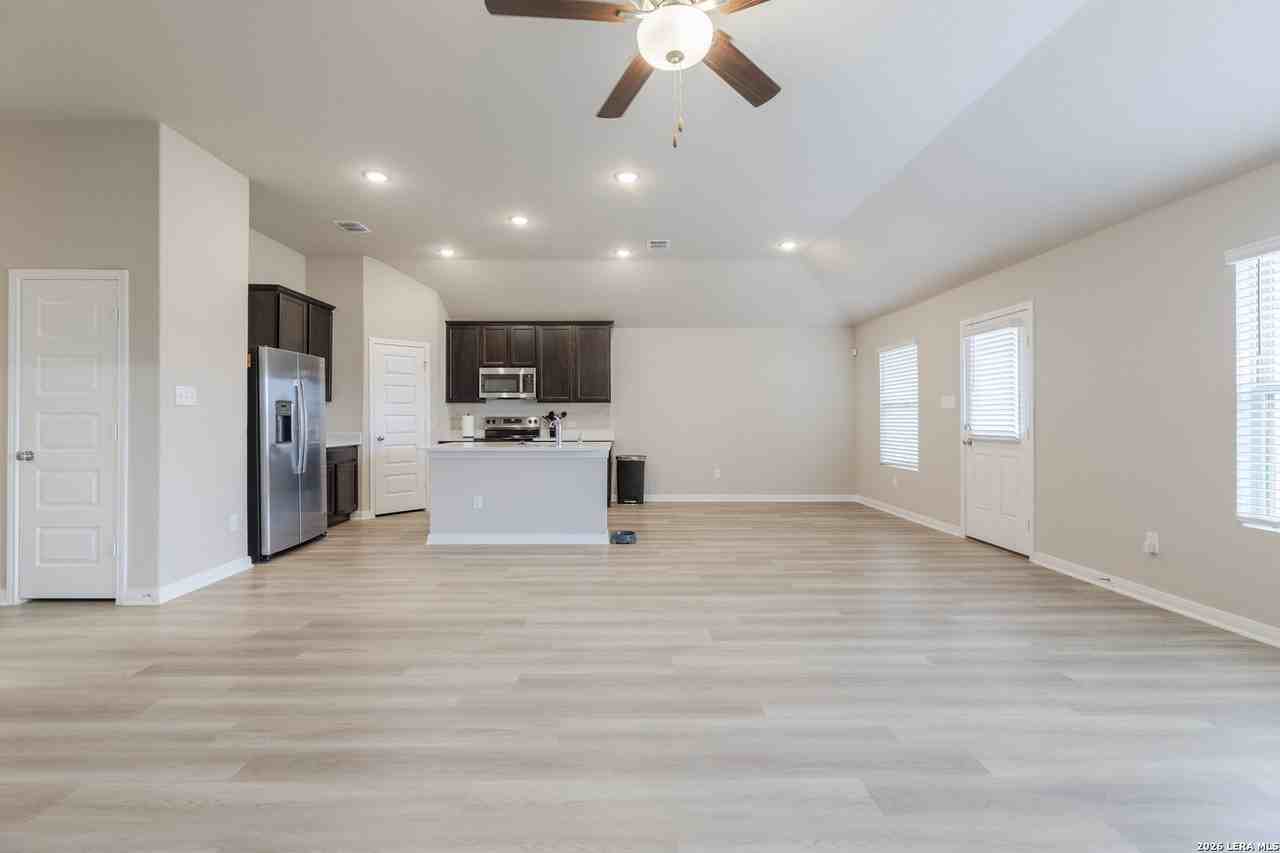 3035 Selhurst St - Photo 3 of 18