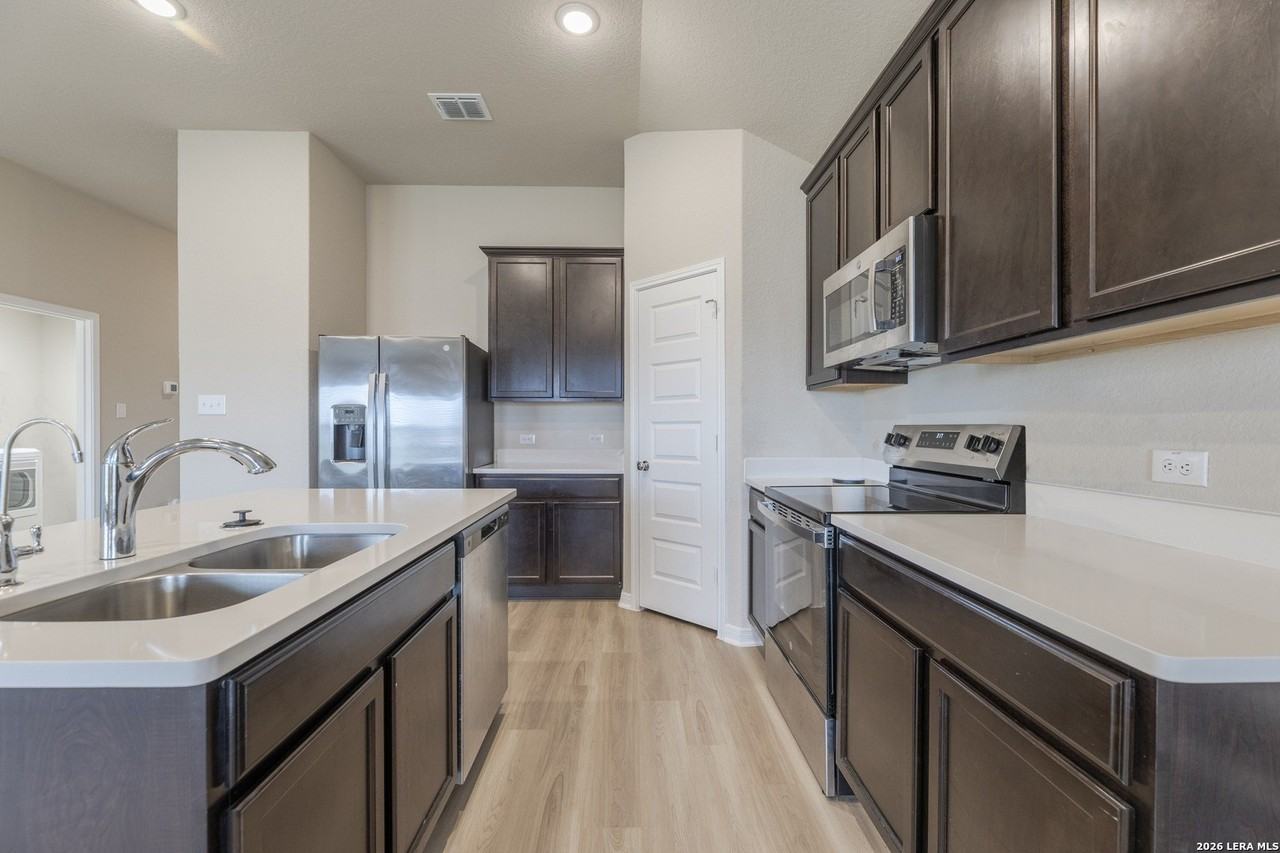 3035 Selhurst St - Photo 4 of 18