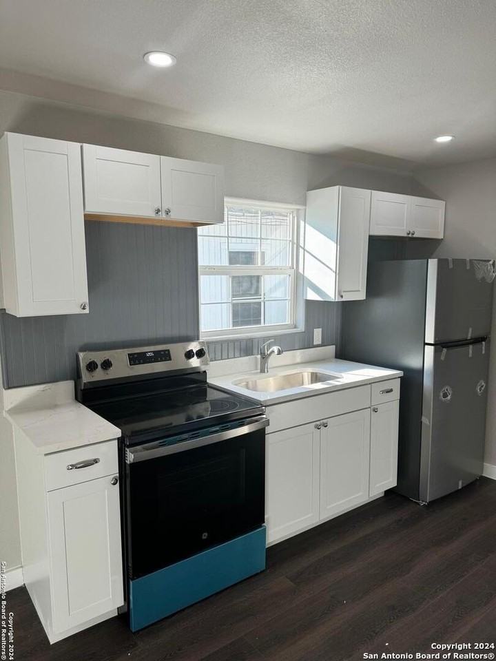 1005 Division Ave - Photo 2 of 10