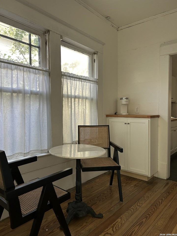 2213 N Flores St - Photo 7 of 17