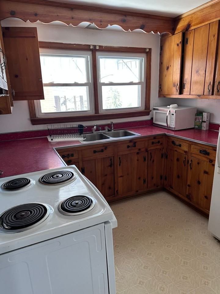 209 Burnside St - Photo 3 of 12