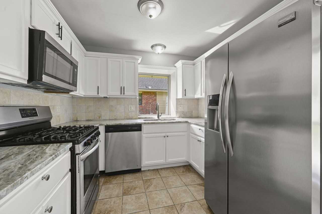 9852 Hawthorne Dr #1 - Photo 3 of 18