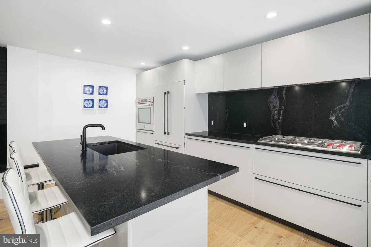 1126 1/2 Lombard St - Photo 3 of 26