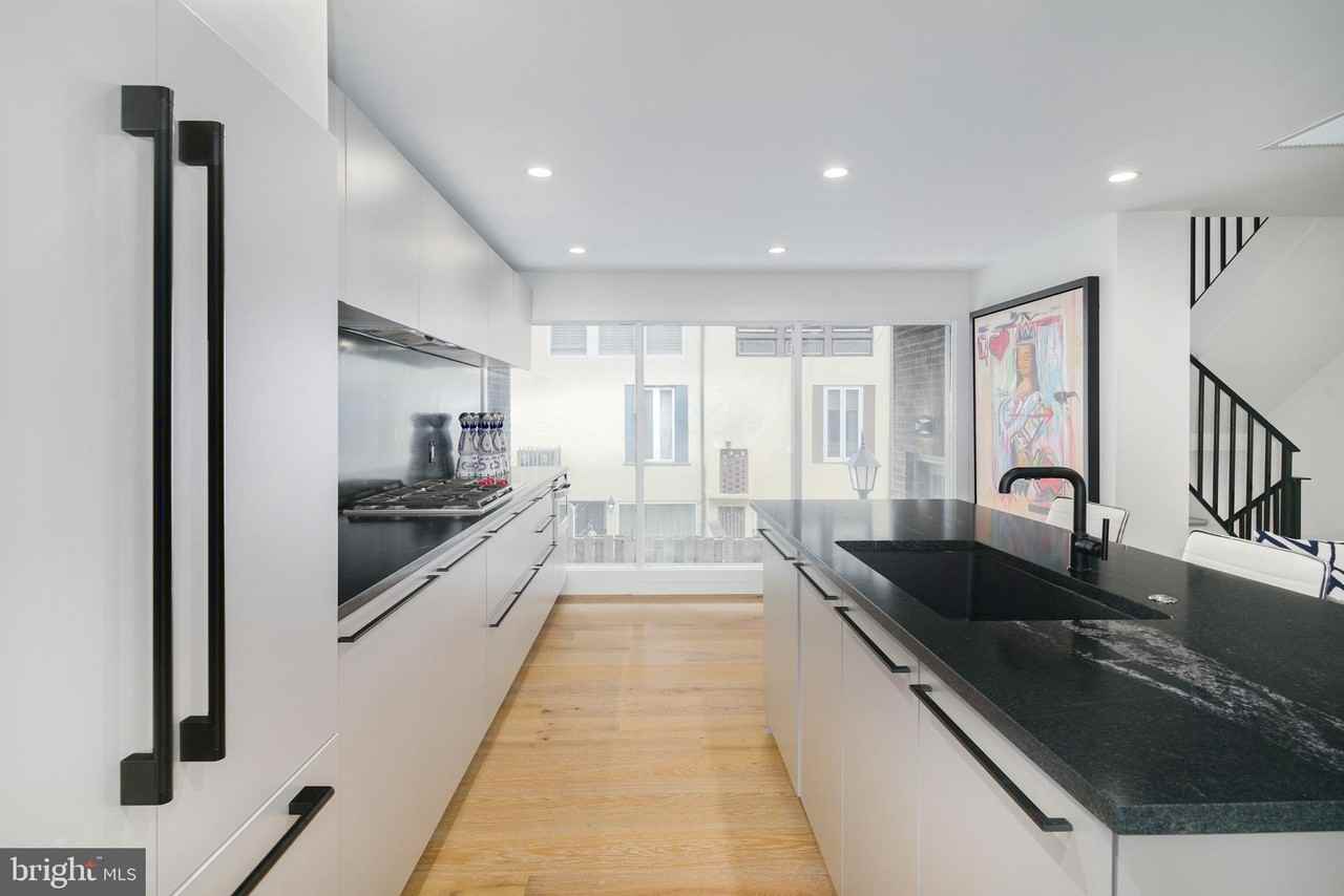 1126 1/2 Lombard St - Photo 6 of 26