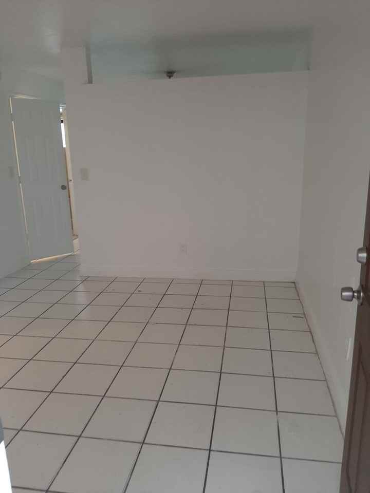 110 Sidonia Ave - Photo 5 of 19