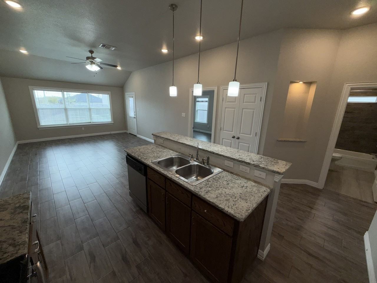 1053 Cavendish Avenue - Photo 5 of 15