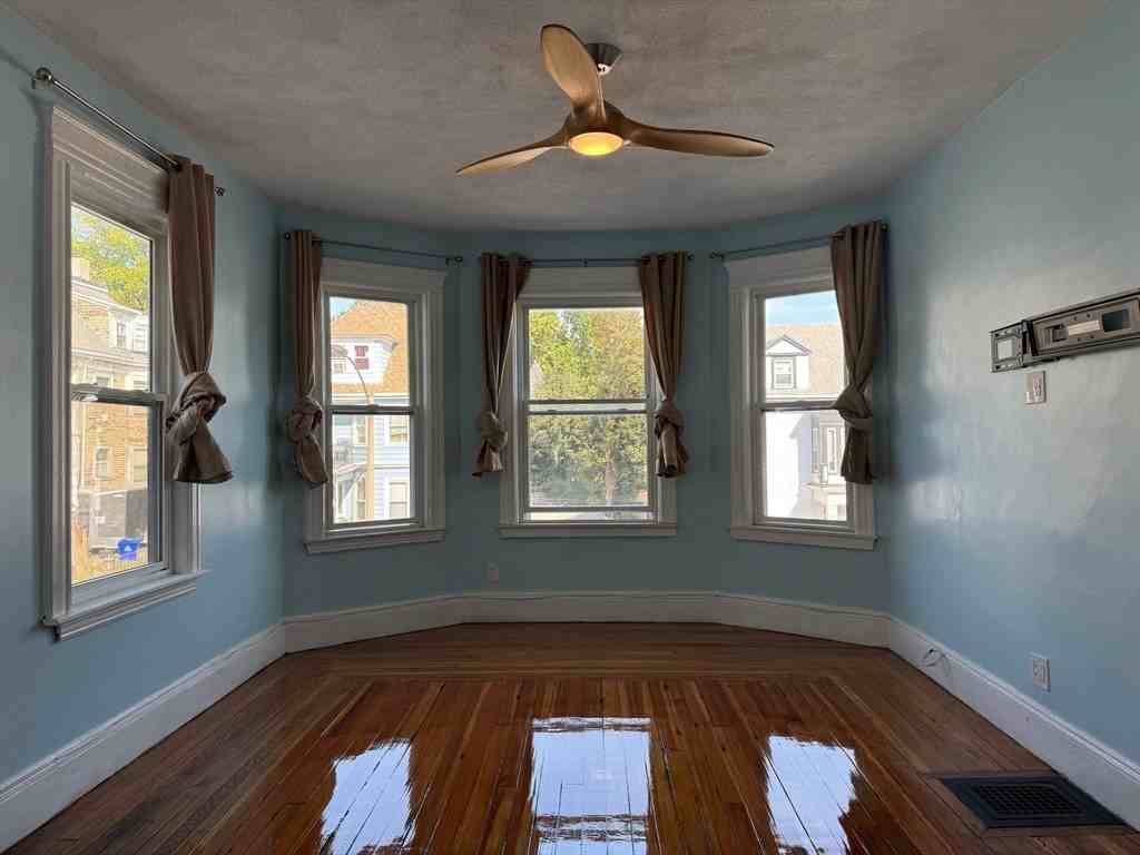 59 Centre St - Photo 4 of 13