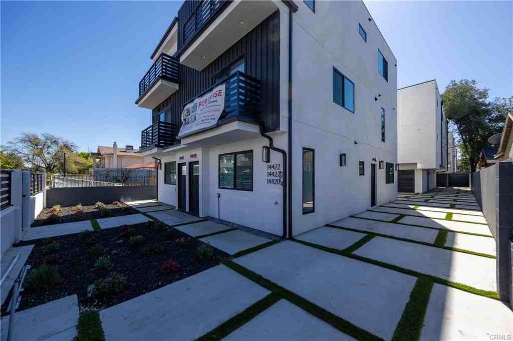 14422 1/2 Tiara St - Photo 3 of 33