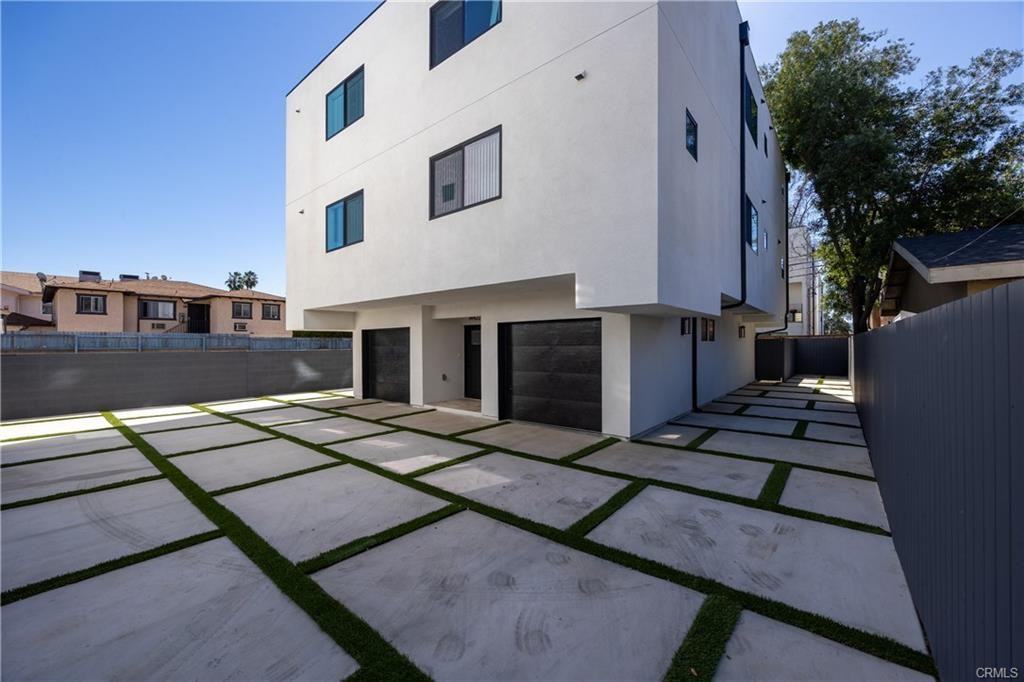 14422 1/2 Tiara St - Photo 4 of 33