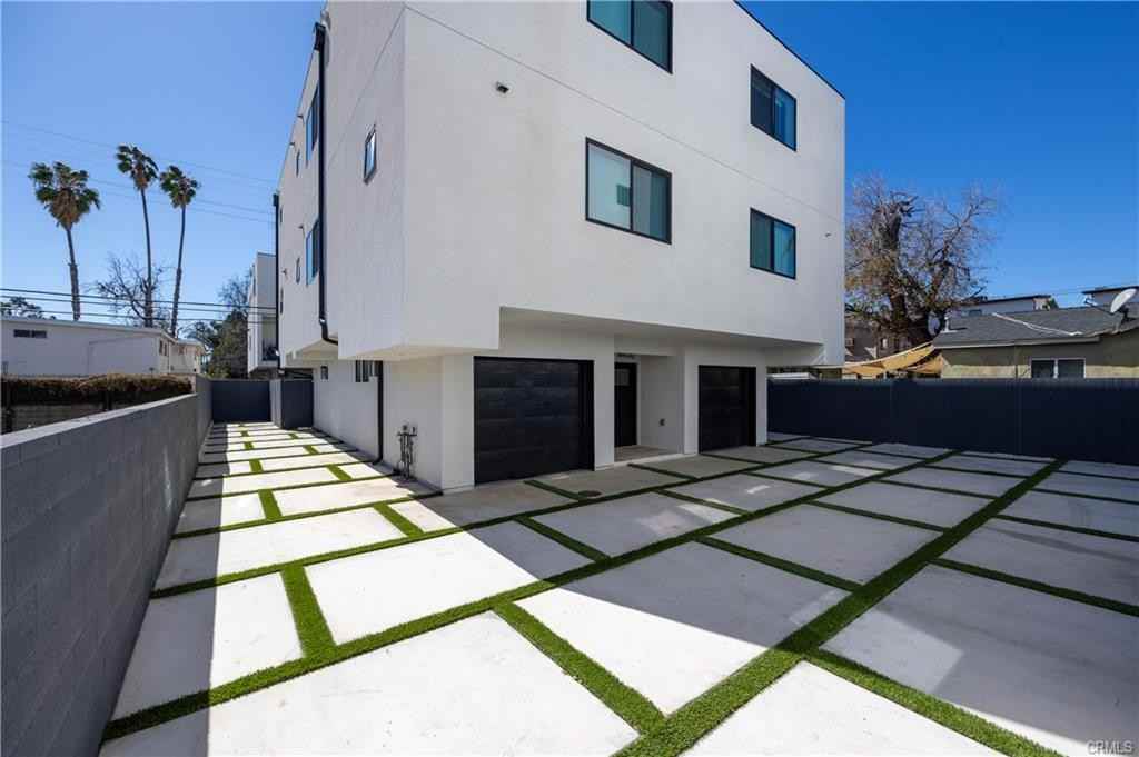 14422 1/2 Tiara St - Photo 5 of 33