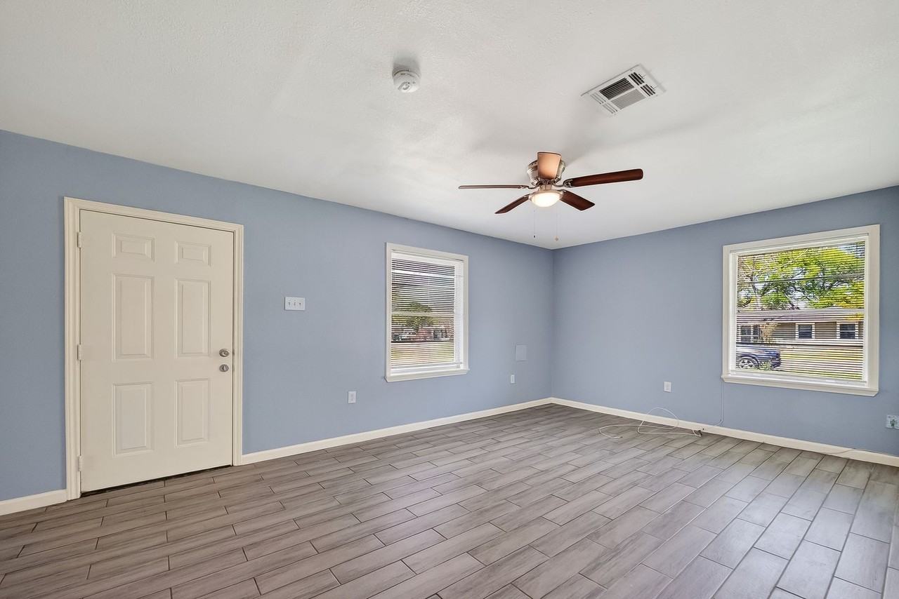 6022 Lyndhurst Dr - Photo 2 of 17