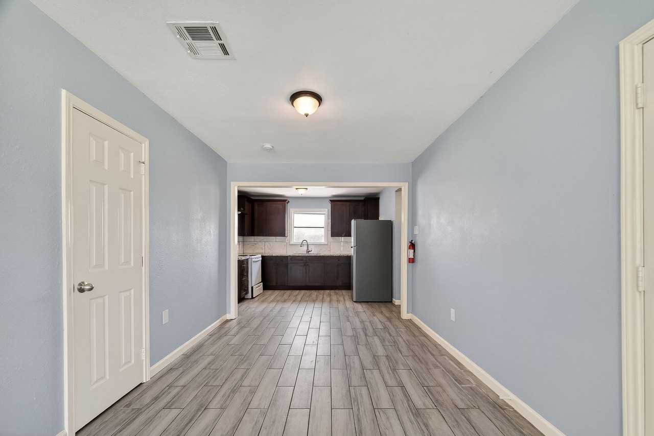 6022 Lyndhurst Dr - Photo 4 of 17