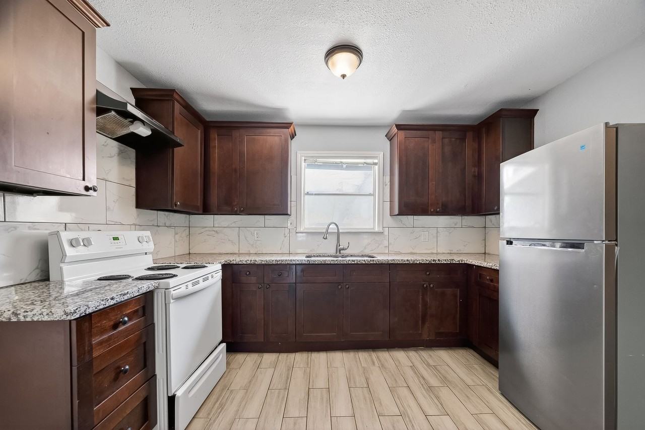 6022 Lyndhurst Dr - Photo 5 of 17