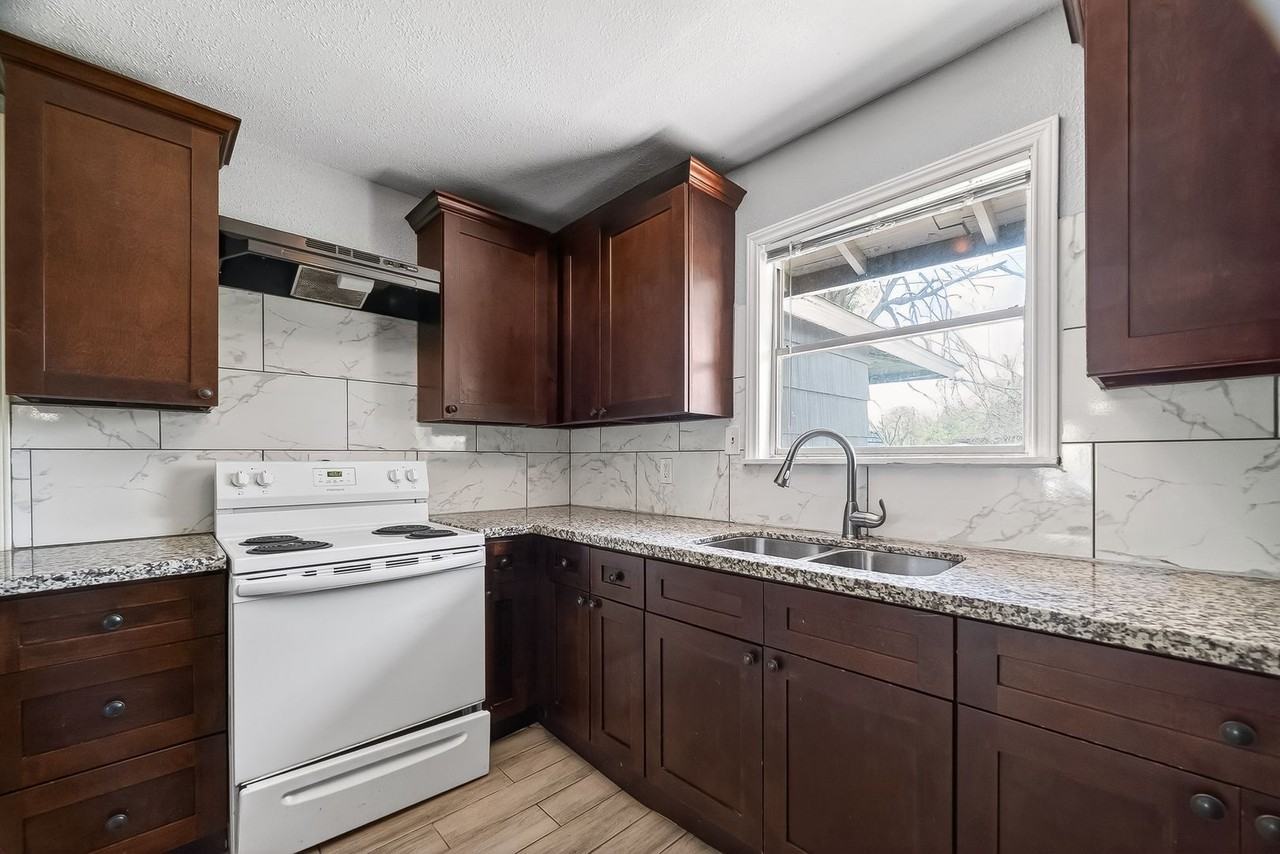 6022 Lyndhurst Dr - Photo 6 of 17