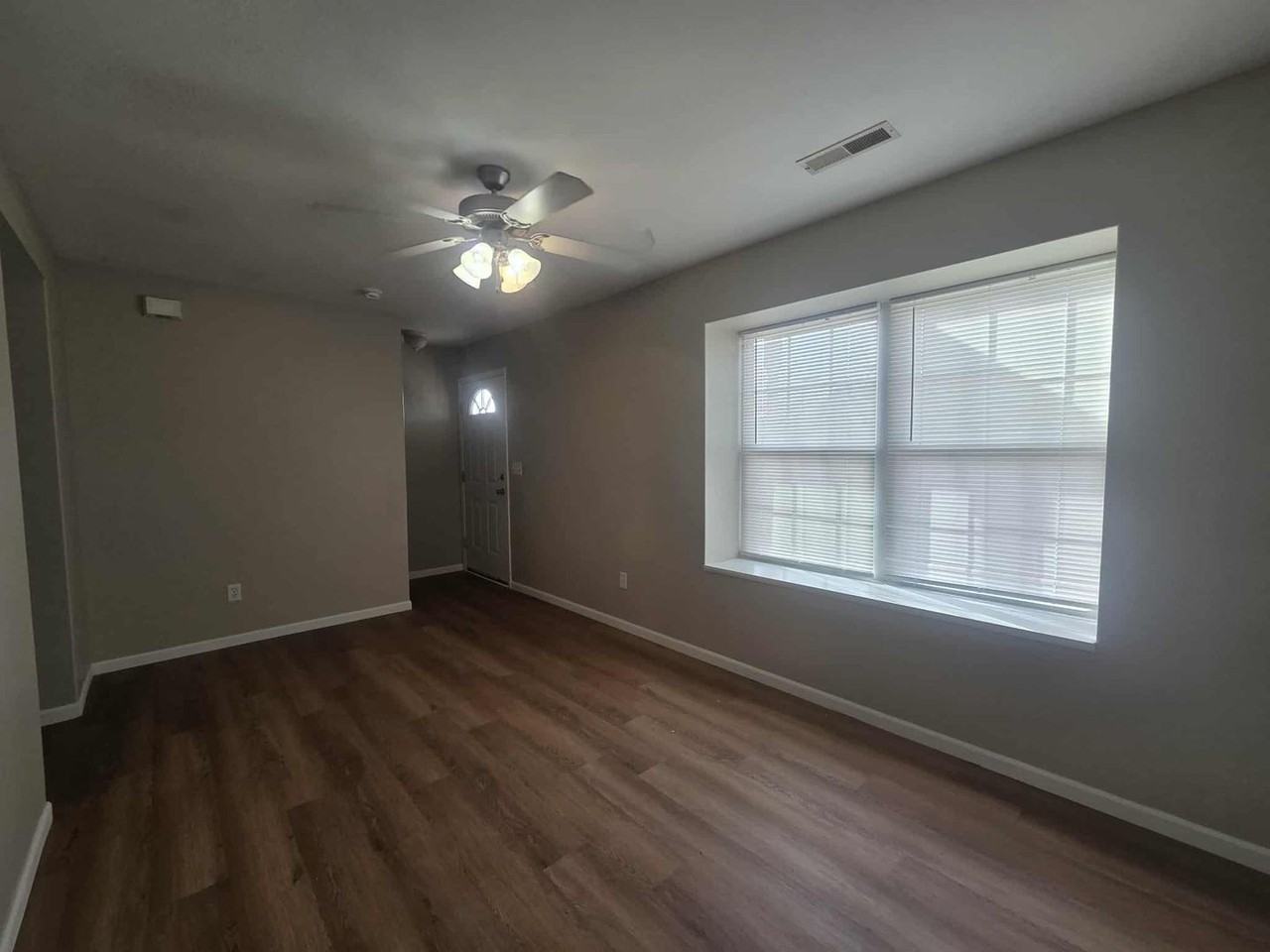 936 W 8th St - Photo 3 of 23