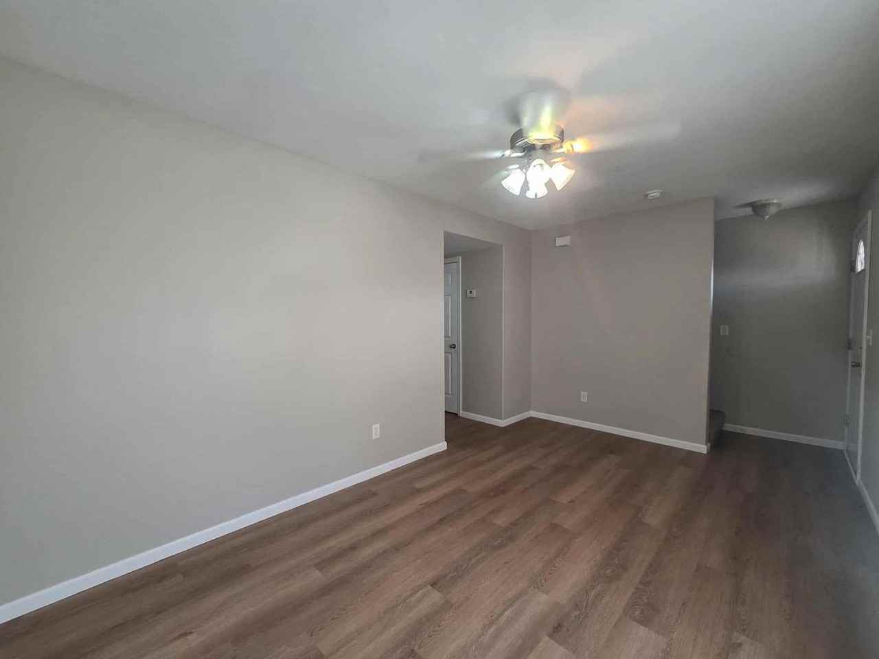 936 W 8th St - Photo 4 of 23