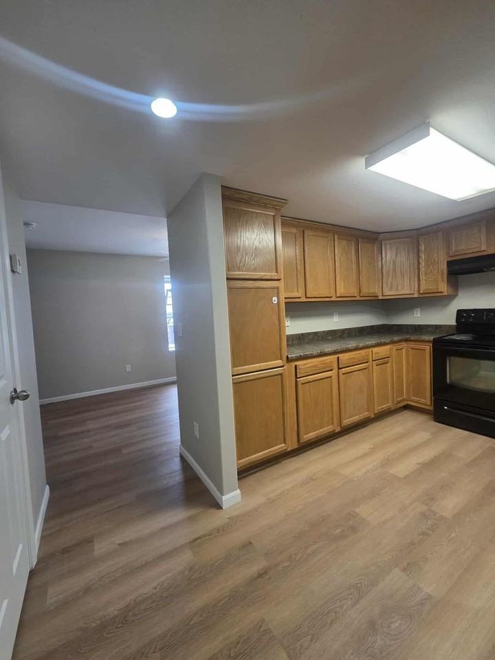 936 W 8th St - Photo 6 of 23