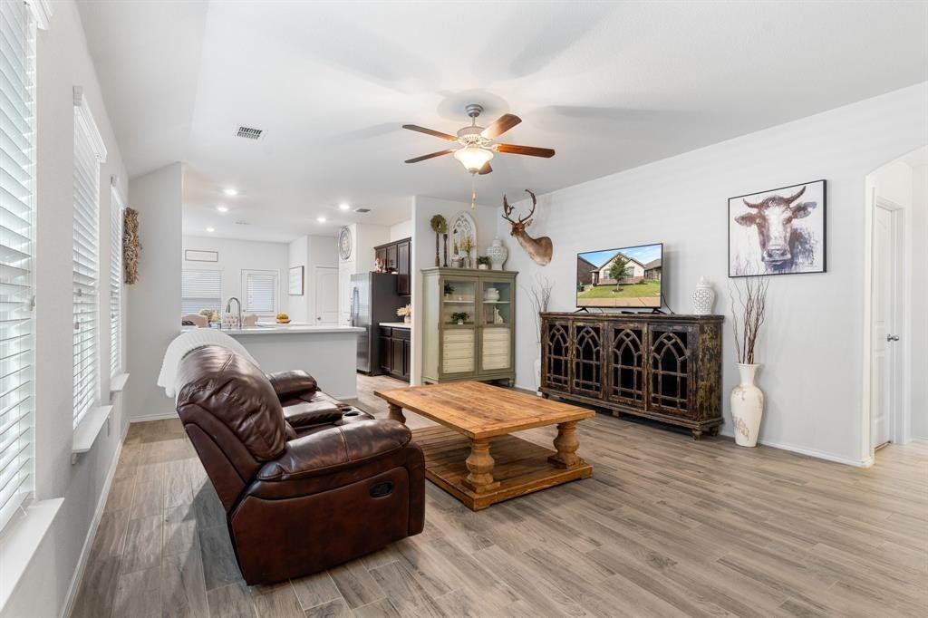 1490 Alamandine Ave - Photo 3 of 23