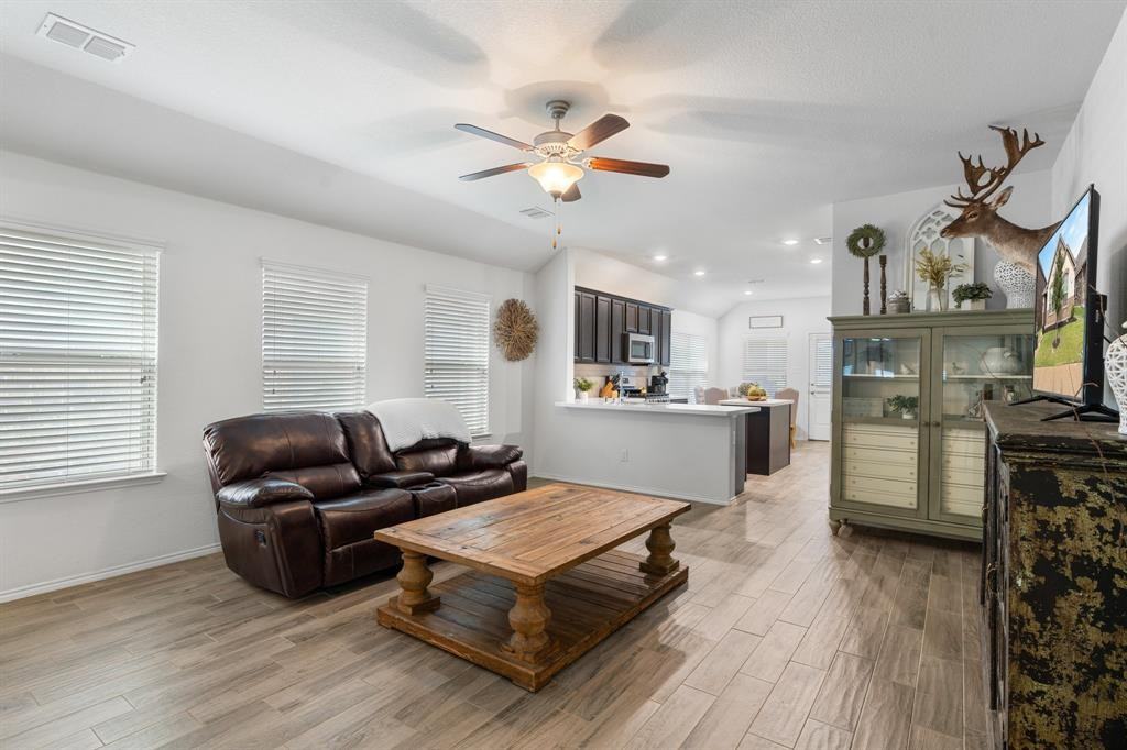 1490 Alamandine Ave - Photo 6 of 23