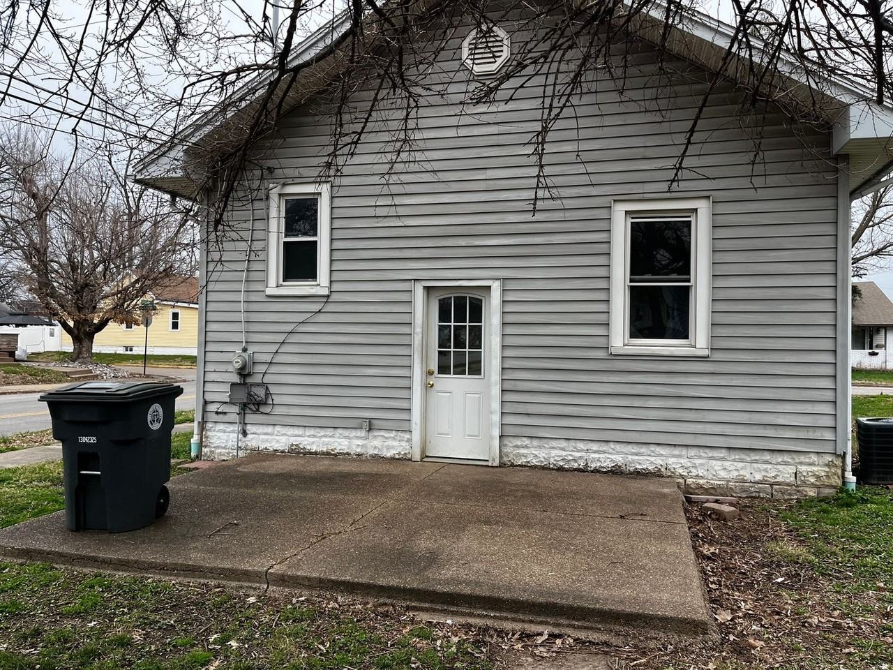 1401 Adams Ave - Photo 2 of 9