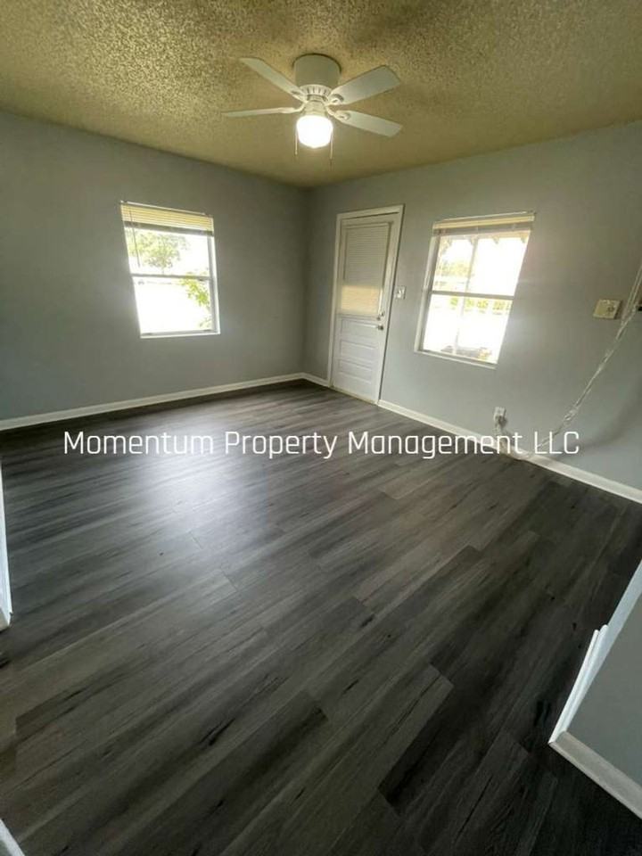 203 Ne 2nd St - Photo 4 of 12