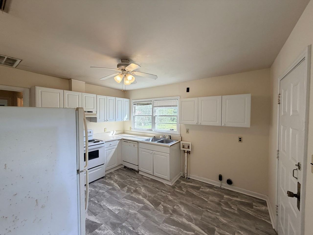 715 E Ann St - Photo 4 of 13