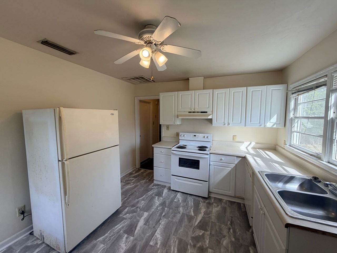 715 E Ann St - Photo 5 of 13