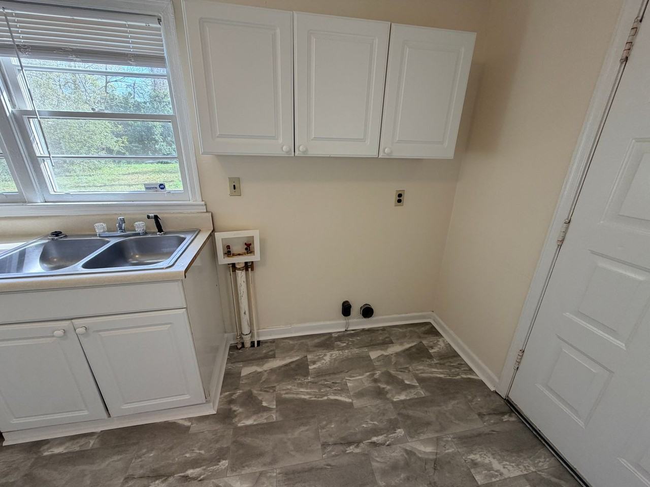 715 E Ann St - Photo 6 of 13