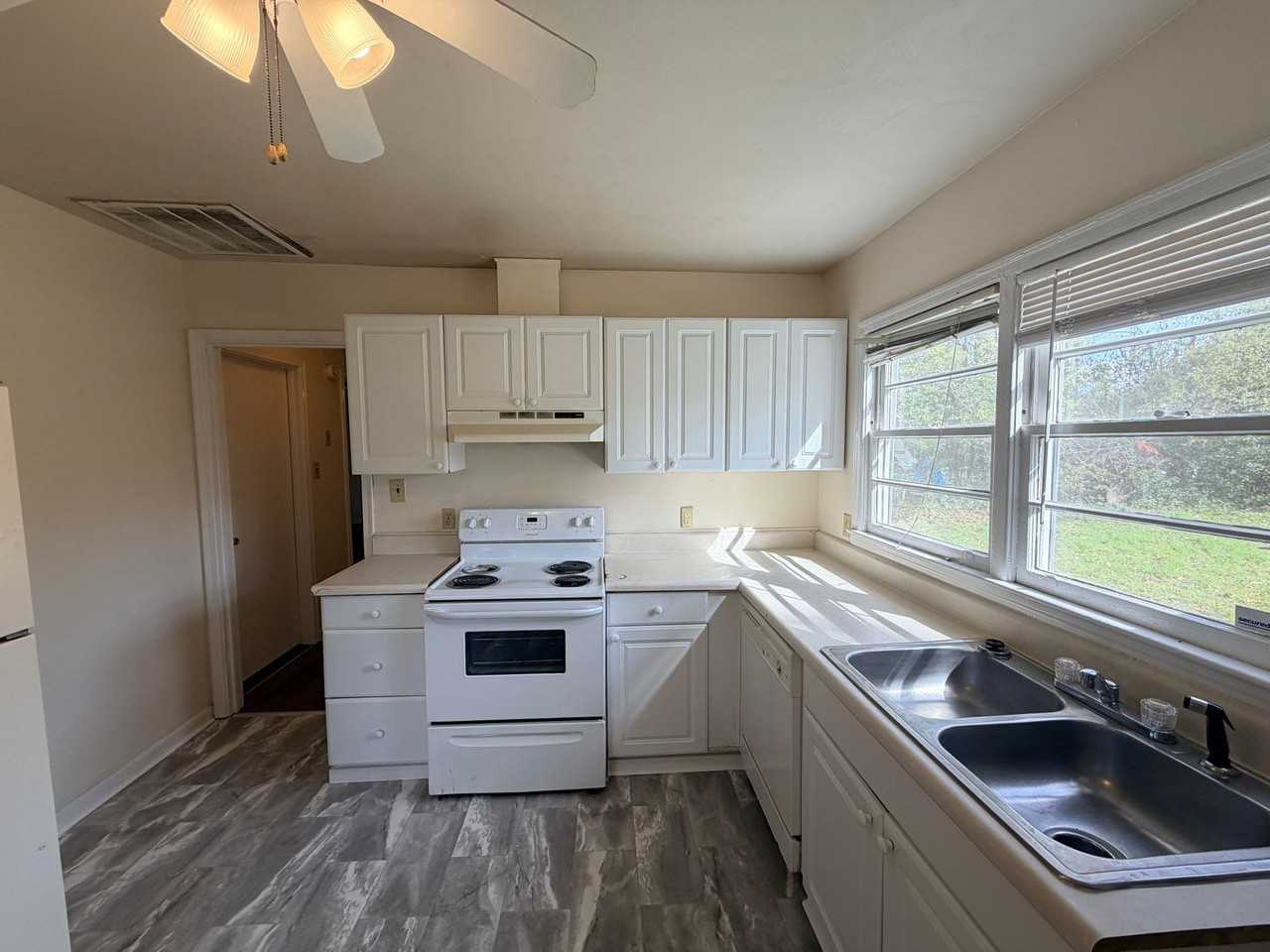 715 E Ann St - Photo 7 of 13