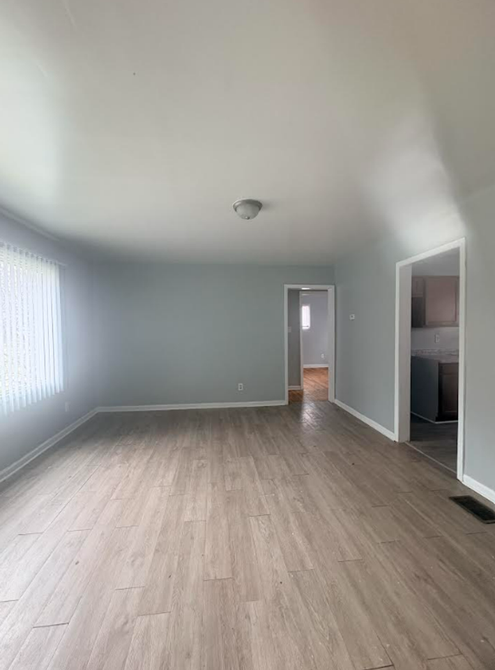 16878 Salem St - Photo 2 of 11