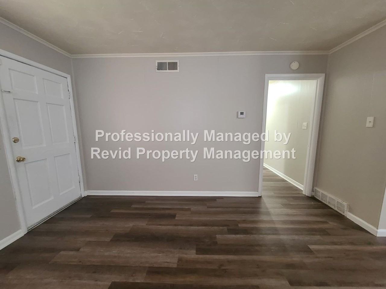 744 Lester St - Photo 3 of 20