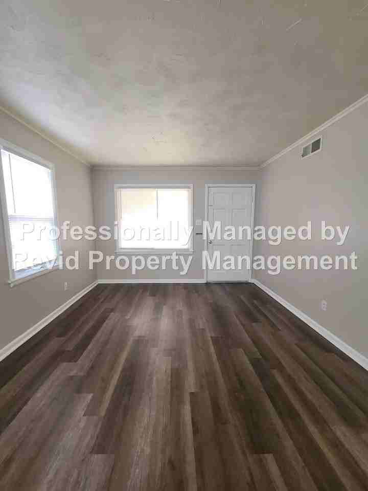 744 Lester St - Photo 4 of 20