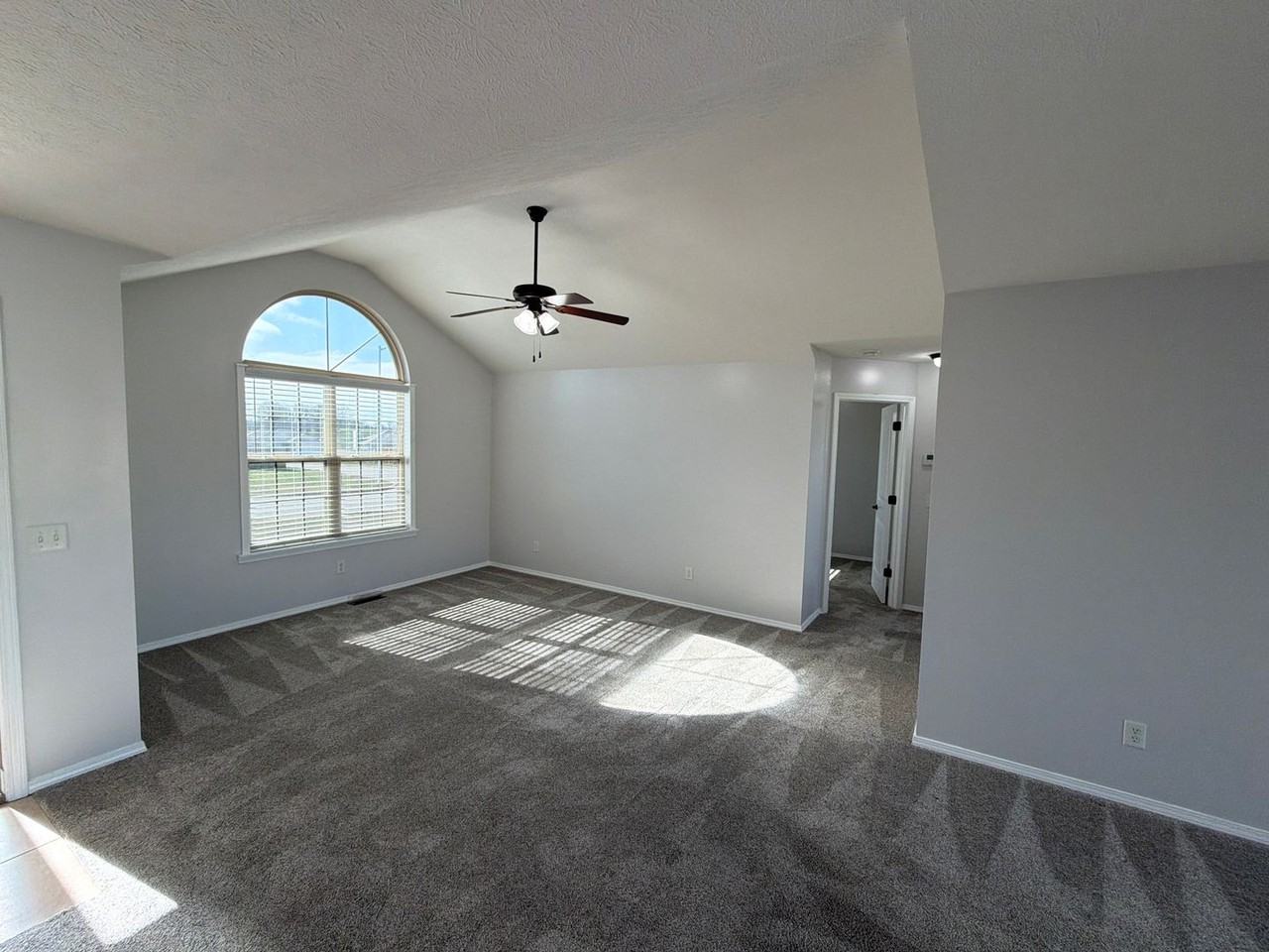 705 W Christopher Ln - Photo 3 of 14