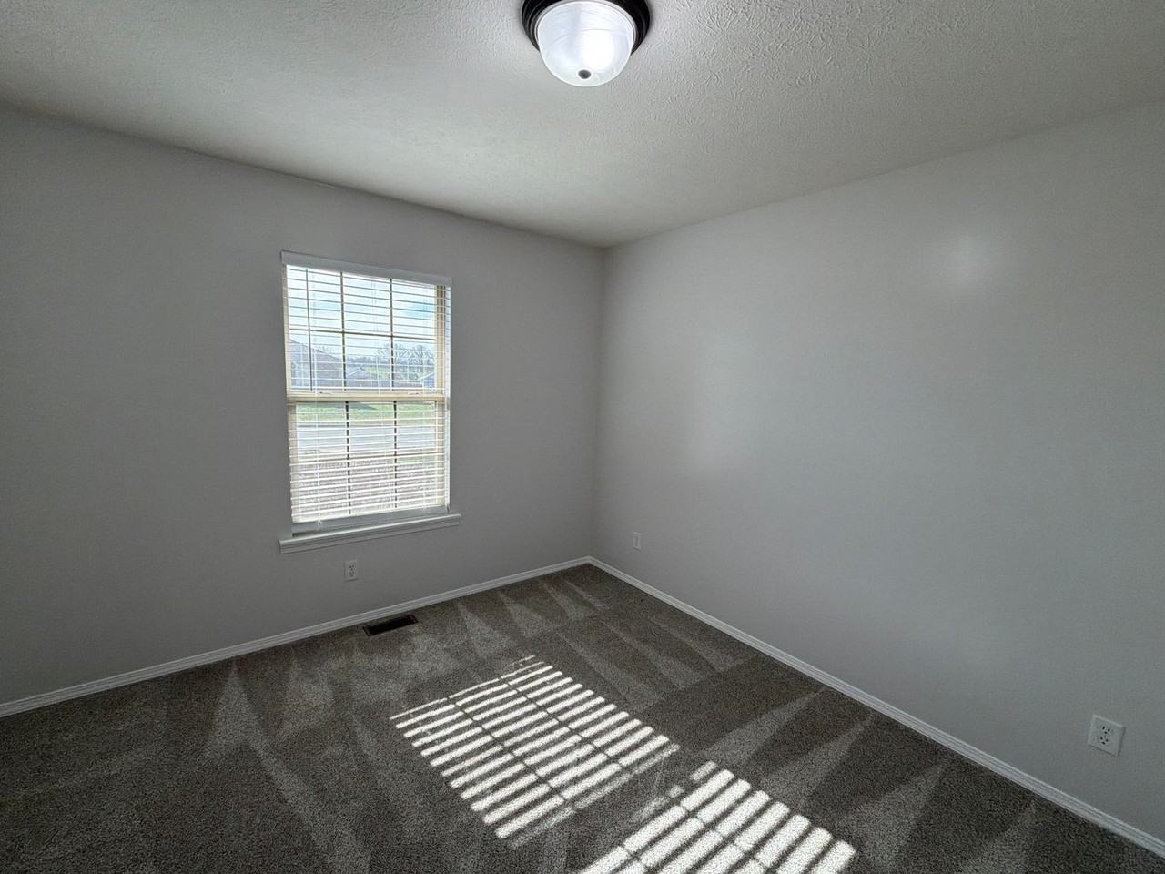 705 W Christopher Ln - Photo 4 of 14