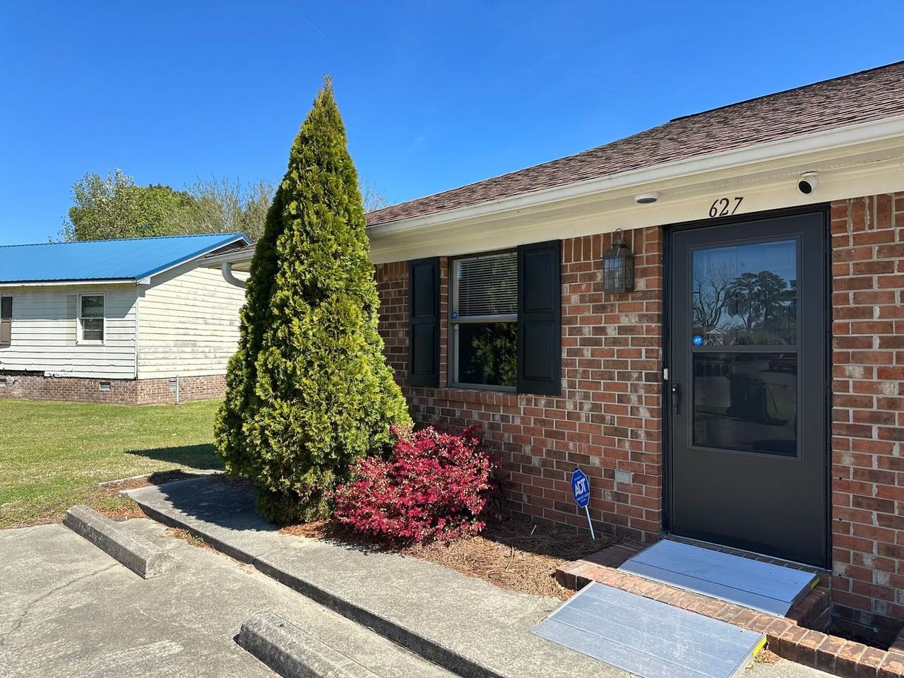 627 Plymouth St - Photo 2 of 11