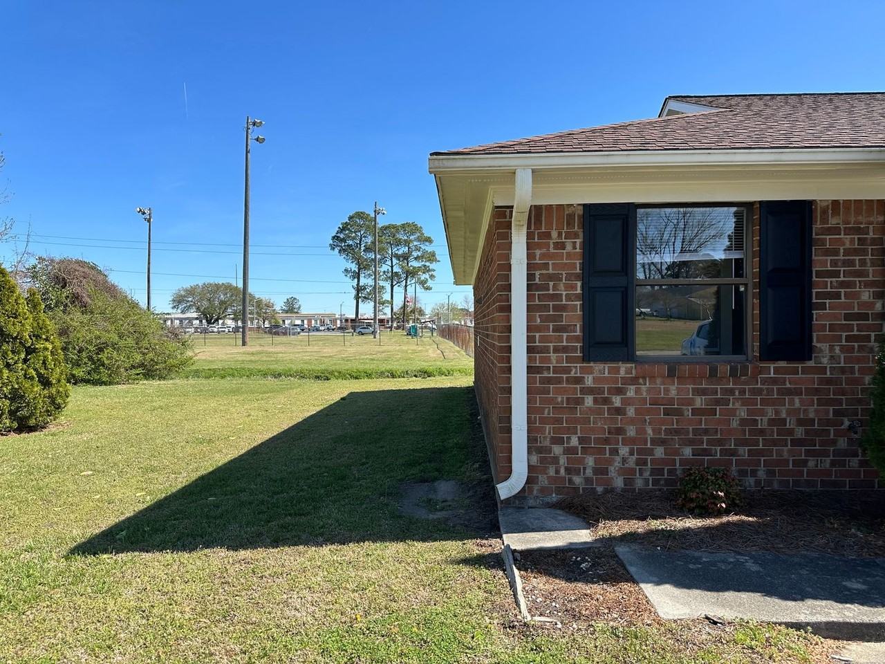 627 Plymouth St - Photo 3 of 11