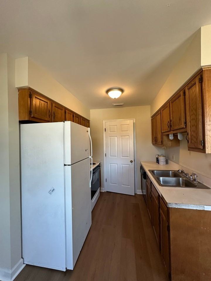 627 Plymouth St - Photo 5 of 11