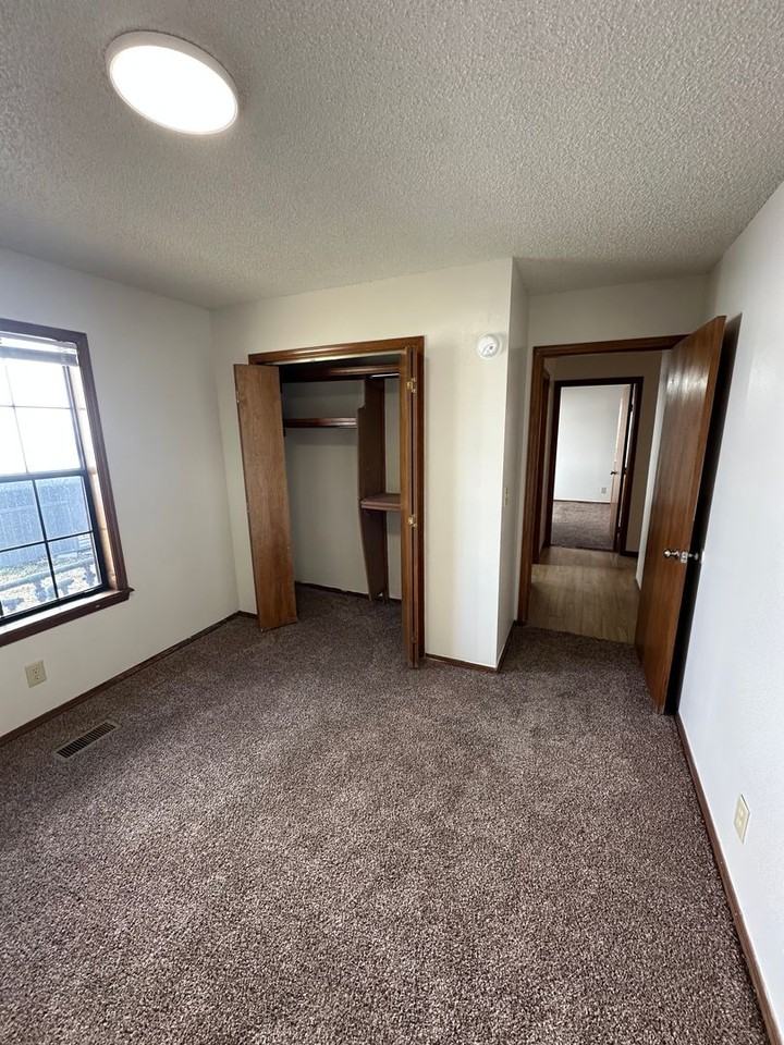 412 S Wyandotte Ave - Photo 3 of 16