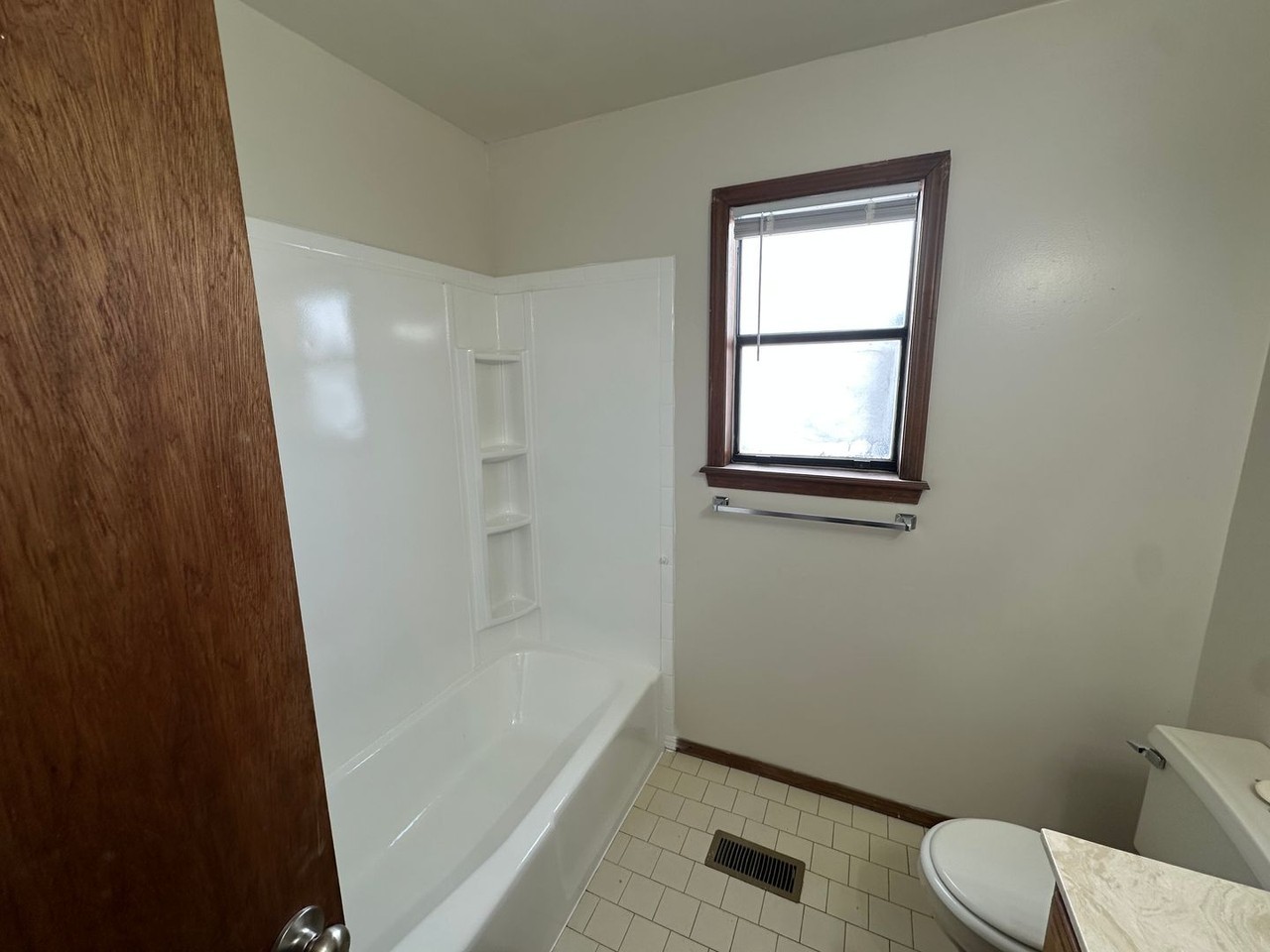 412 S Wyandotte Ave - Photo 4 of 16