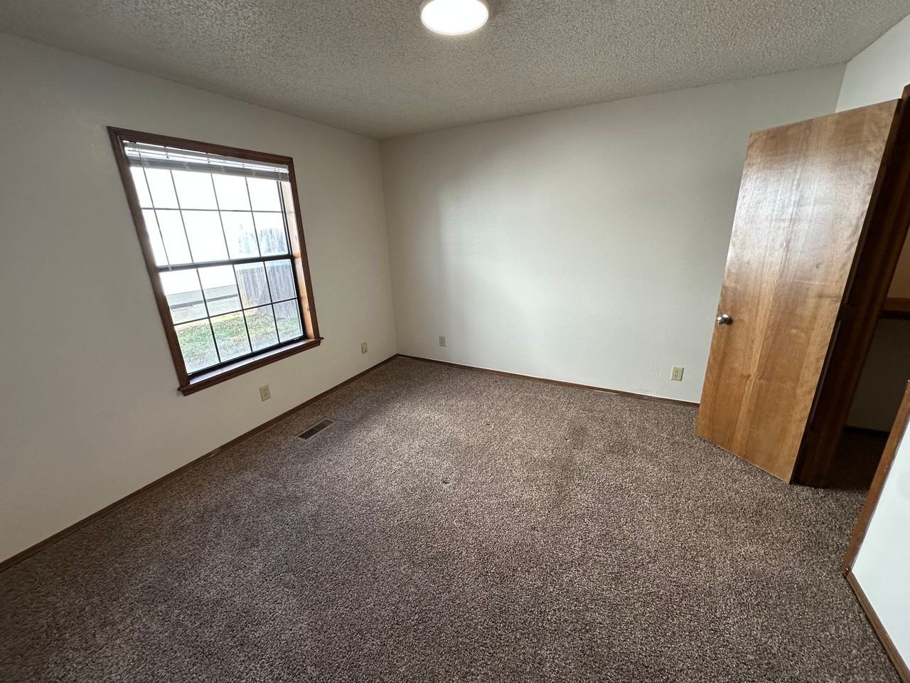 412 S Wyandotte Ave - Photo 6 of 16