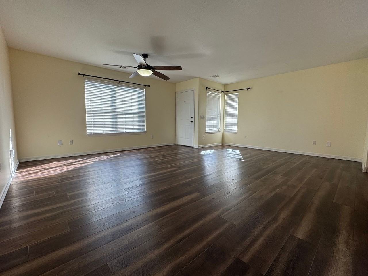 910 Nw A St - Photo 4 of 27